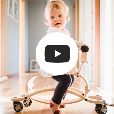 Kleinkind auf Laufwagen. YouTube Logo im Bild