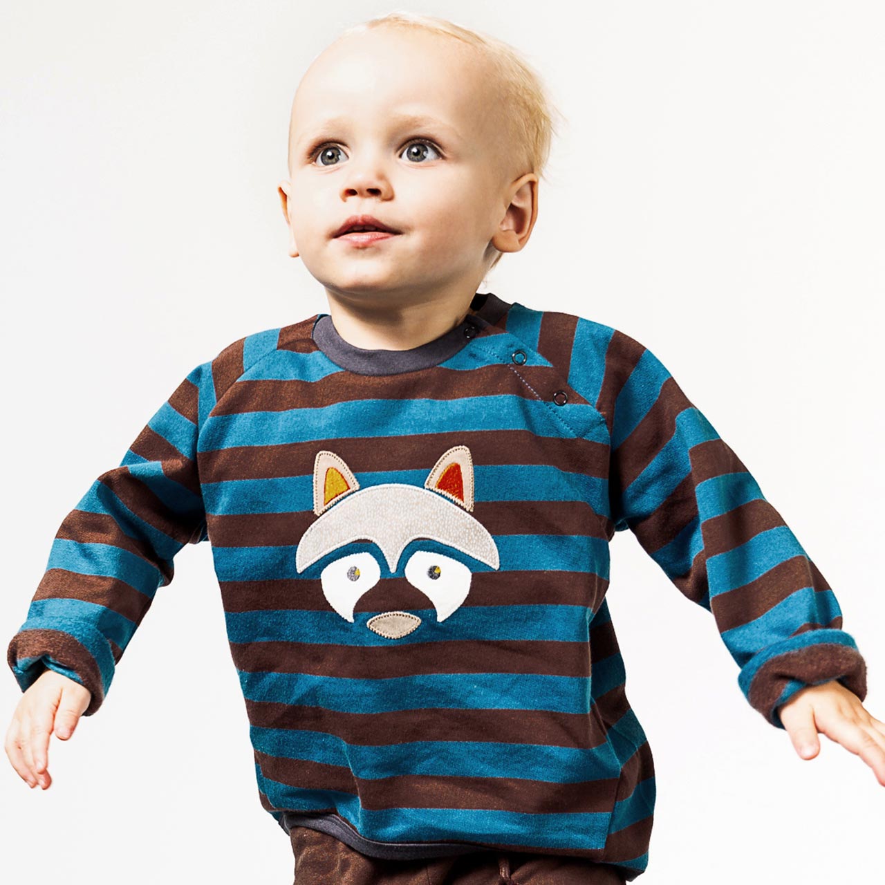 Baby Sweater mit Waschbär-Aufnäher in blau