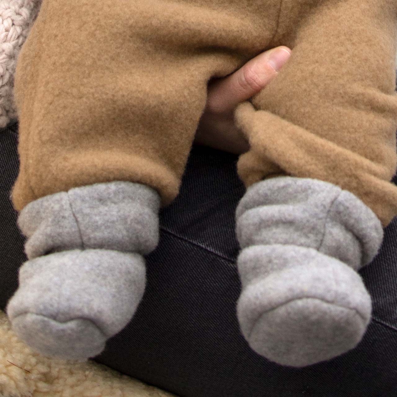 Wolle Babyschuhe als Socke grau
