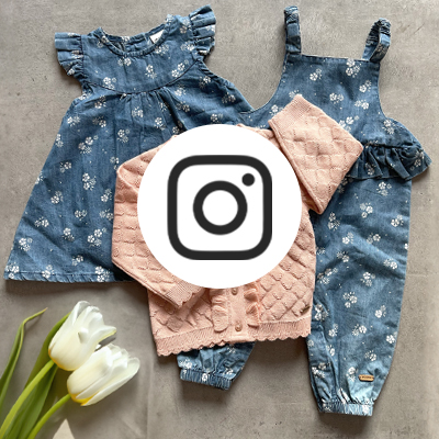 Flat-Lay aus Babykleidung. Instagram Logo im Bild