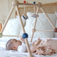 Spielbogen aus Holz für Babys – mit 2 Weltall-Greiflingen