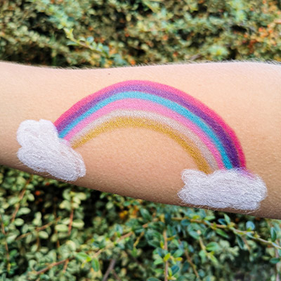 namaki-kinderschminke-bio-schminkstifte-regenbogen-arm