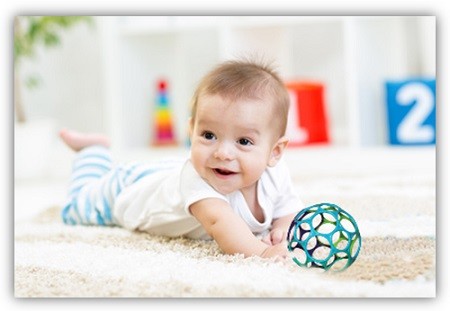 oball-als-spielzeug-fuer-die-ersten-Babyjahre