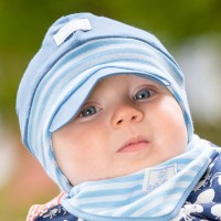 Babymütze mit softem Ohrenschutz Nils UV 60 blau
